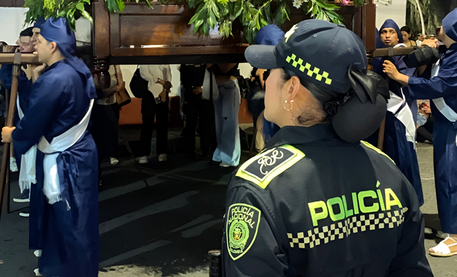 Uniformada observando el viacrucis de Semana Santa