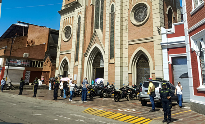 Uniformados en la entrada de una iglesia