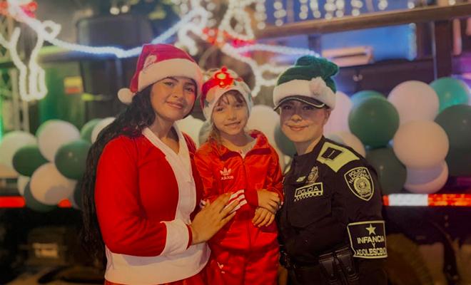 En la imagen esta una mujer policía junto a una señora y su hijo