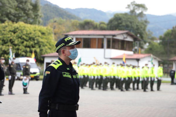 Policía recibiendo el mando de la policía en manizales