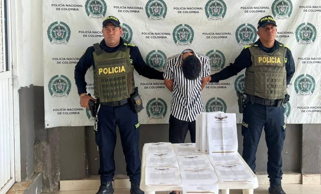 Dos polic&iacute;as y un hombre capturado