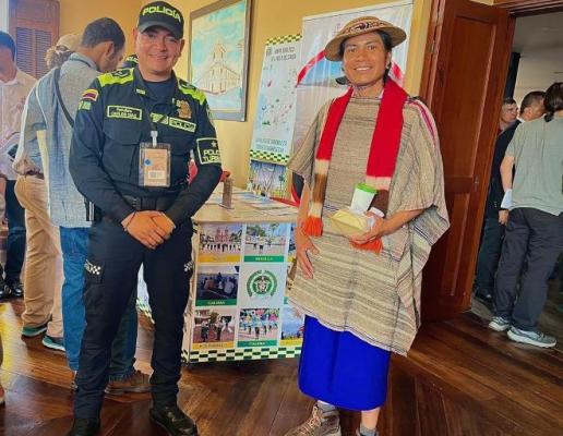 un policía al lado de un indígena