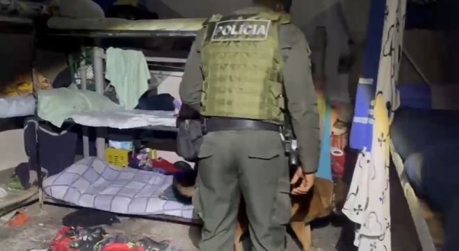 un polic&iacute;a realizando registros con gu&iacute;a canino en centros carcelarios 