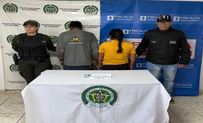 Se muestra a un polic&iacute;a y un mienbro del CTI  en el Backing institucional junto a los capturados  padre y la madrastra