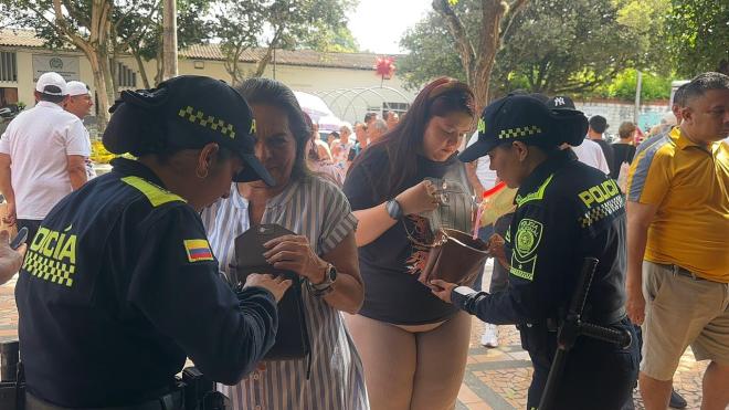 Policías femeninas realiando requisas a ciudadanos al ingresar a puestos de votación.