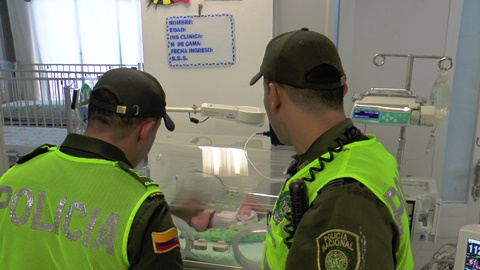 policias_bebe